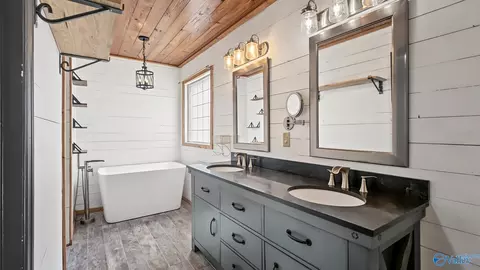 Bath - 15344 Wright Rd, Athens, AL 35611 photo 1 of 6