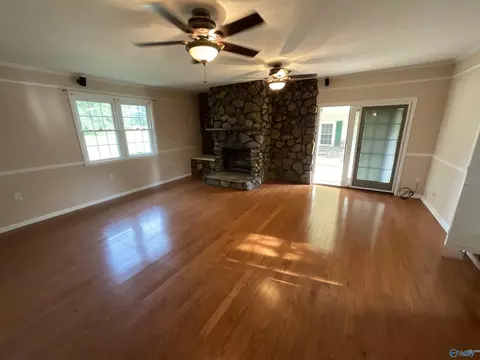 Living - 935 Apollo Rd, Arab, AL 35016 photo 3 of 5
