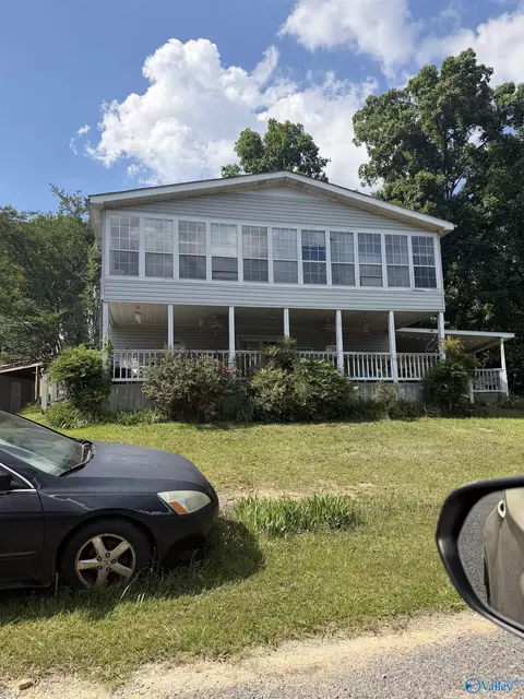 105 Granada Ln, Guntersville, AL 35976