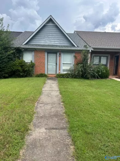1966 E Brownstone Ct SW, Decatur, AL 35603