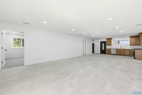 Living - 681 Barron Dr, Fyffe, AL 35971 photo 2 of 6