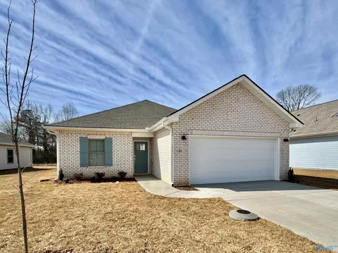 7226 Maple Creek Dr, Owens Cross Roads, AL 35763