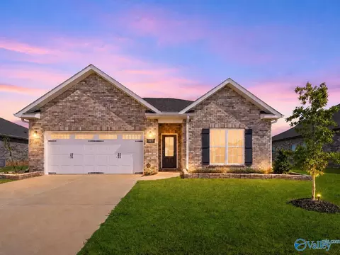 107 Saylor Rose Dr, New Market, AL 35761