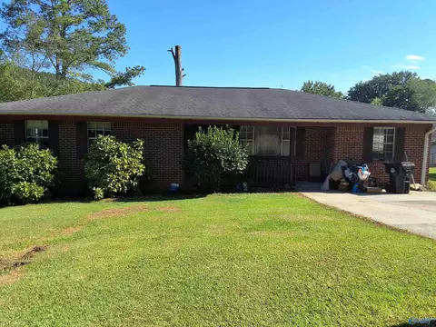 1111 Mountain Brook Dr, Gadsden, AL 35901
