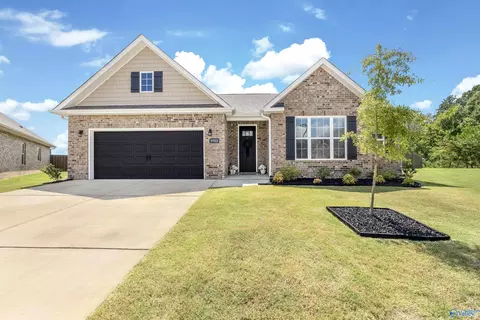 1902 Dawn Ct, Hartselle, AL 35640