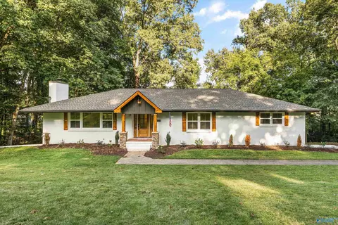 8009 Valley View Dr, Huntsville, AL 35802