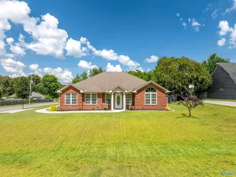 107 Turkey Ridge Dr, New Market, AL 35761
