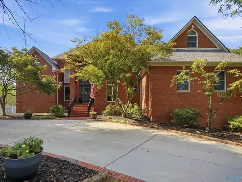 113 Ce Lee Dr, Huntsville, AL 35806