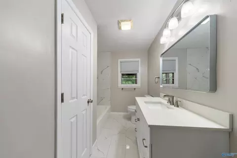 Bath - 1024 E Tomahawk Trl, Gadsden, AL 35903 photo 1 of 4