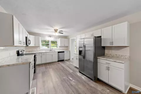 Kitchen - 1024 E Tomahawk Trl, Gadsden, AL 35903 photo 5 of 5