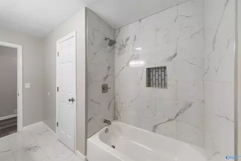Bath - 1024 E Tomahawk Trl, Gadsden, AL 35903 photo 2 of 4