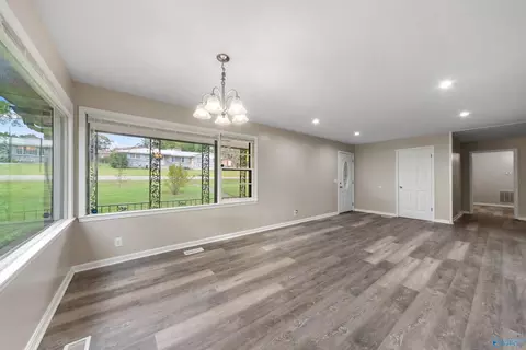 Living - 1024 E Tomahawk Trl, Gadsden, AL 35903 photo 1 of 4