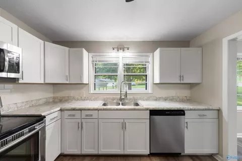 Kitchen - 1024 E Tomahawk Trl, Gadsden, AL 35903 photo 2 of 5