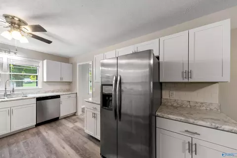 Kitchen - 1024 E Tomahawk Trl, Gadsden, AL 35903 photo 3 of 5