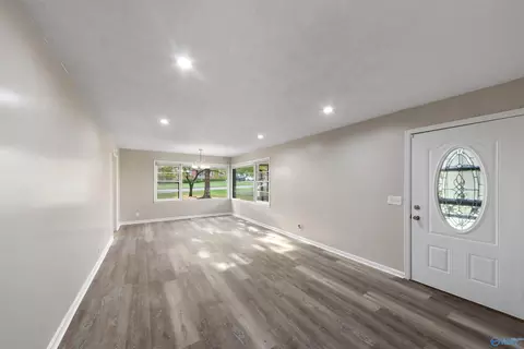 Living - 1024 E Tomahawk Trl, Gadsden, AL 35903 photo 2 of 4