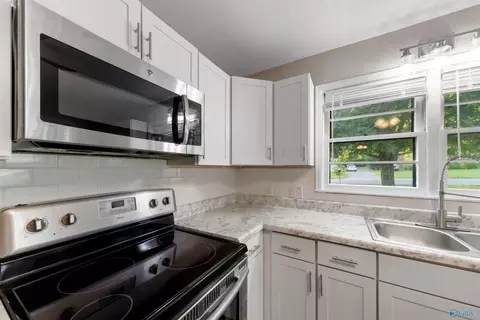 Kitchen - 1024 E Tomahawk Trl, Gadsden, AL 35903 photo 4 of 5
