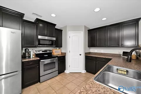 Kitchen - 38 Owensby Way, Trinity, AL 35673 photo 2 of 4