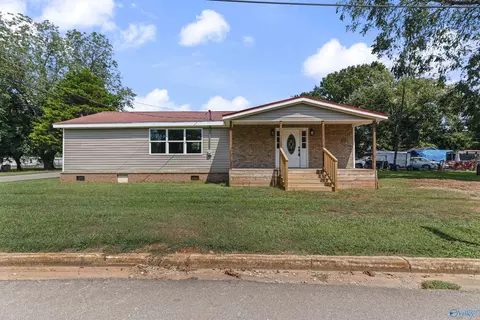 811 Rosa Parks St, Courtland, AL 35618