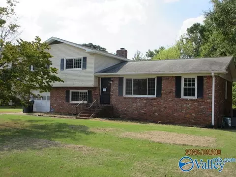 2111 Edinburgh Dr, Huntsville, AL 35803