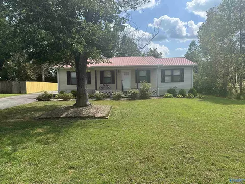 2020 Ridge Crest Dr, Guntersville, AL 35976