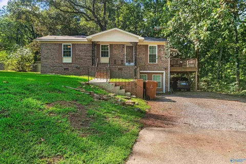 1618 Woodview Dr, Hartselle, AL 35640