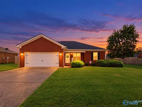 104 Ivy Darlene Dr, New Market, AL 35761