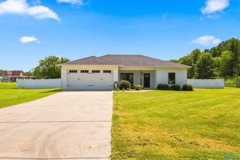 498 Hembree Dr, Guntersville, AL 35976