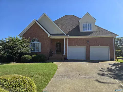 312 Lakepoint Dr, Gadsden, AL 35901
