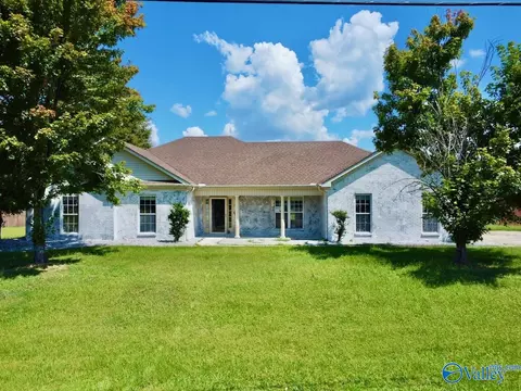 305 Smokey Hills Ct, New Market, AL 35761