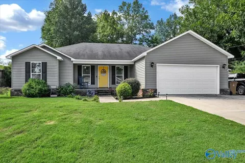 212 Lindsey Ln, Hartselle, AL 35640
