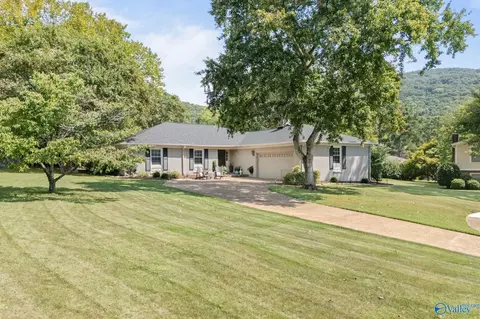 7702 Shadow Bend Dr, Huntsville, AL 35802