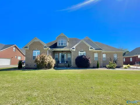 228 Twin Lakes Dr, New Market, AL 35761