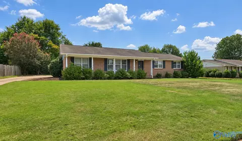 121 Westbury Dr, Huntsville, AL 35802
