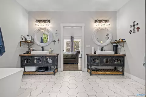 Bath - 1595 Mohawk Cliff Rd, Ohatchee, AL 36271 photo 3 of 7