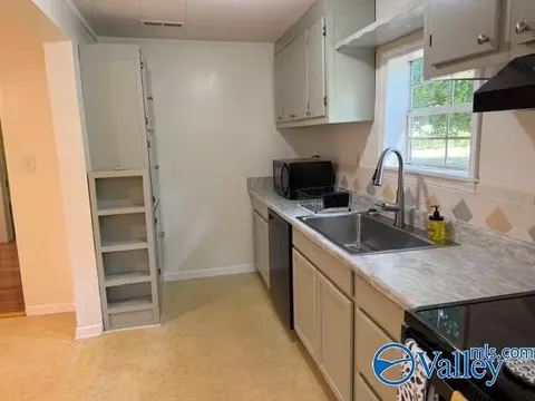 Kitchen - 29668 3rd Ave, Ardmore, AL 35739 photo 2 of 3