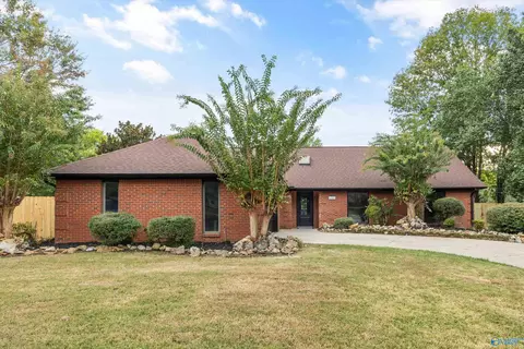 1901 Helmsdale Cir, Huntsville, AL 35803