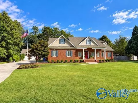 1102 Vines Dr, Hartselle, AL 35640
