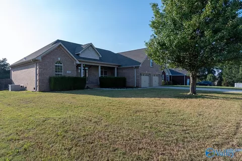 110 Grassy Bank Dr, New Market, AL 35761