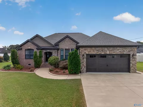 240 Creekside Cir, Gadsden, AL 35901
