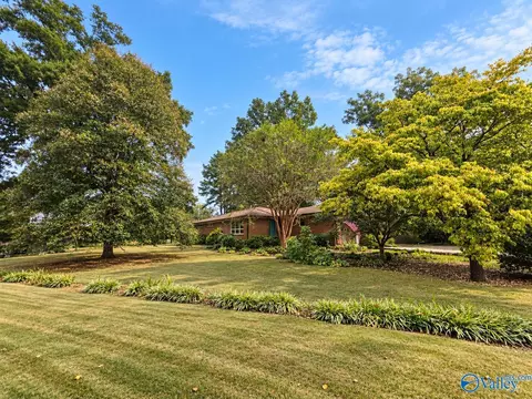 10101 Cahaba Dr, Huntsville, AL 35803