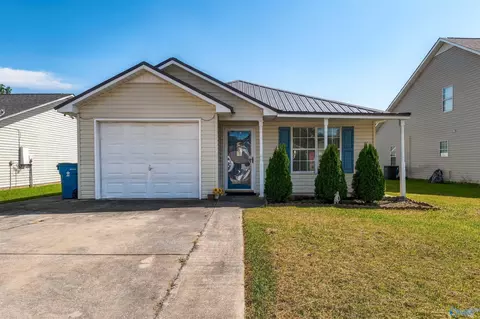 303 Autumnwood Ln, Rainbow City, AL 35906