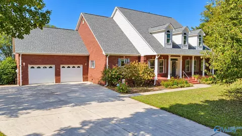515 Scenic Bluff Dr, Guntersville, AL 35976