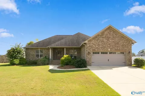 135 Cottonwood Cir, Gadsden, AL 35901