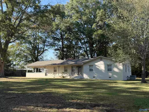 611 Pine St, Hartselle, AL 35640