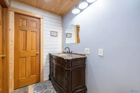 Bath - 672 Kemp Rd, Hamilton, AL 35570 photo 3 of 7