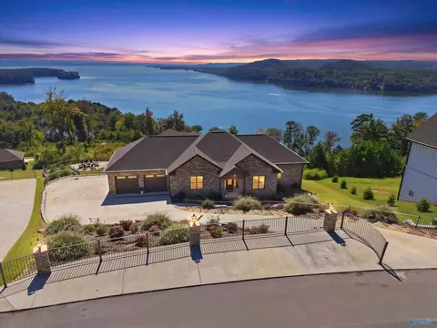 1004 Fall Creek Dr, Guntersville, AL 35976