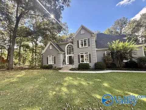 404 Ferncrest St, Hartselle, AL 35640