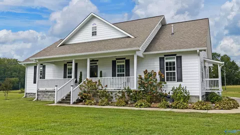2460 Greenbriar Dr, Henagar, AL 35978