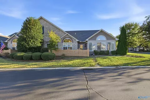 82 Laurel Ln, Brownsboro, AL 35741