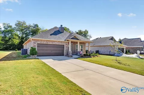 131 Kambry Grove Dr, Huntsville, AL 35811